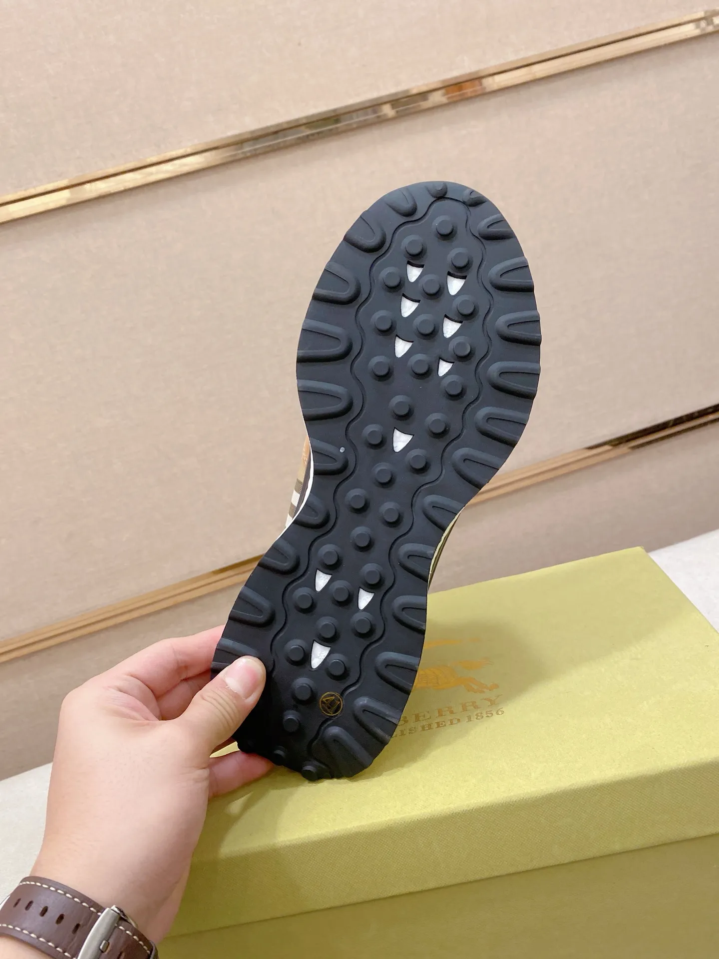 Men's clothing and shoes💰:442💰🇮🇹🇮🇹Synchronized with BURBERRY's top purchasing agents🔍🔍. First-layer cowhide and fabric imported from Italy. Fully imported mesh lining, sole: original sole provided by the original factory, exclusive movable molded sole, super comfortable, original factory follow-up goods, 🔍🔍high quality, can be entered and exited at will, welcome to compare code number 38-44 (45 is custom-made and cannot be returned or exchanged)